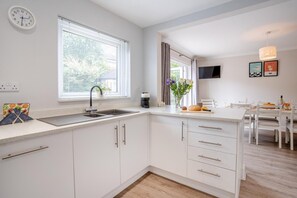 Microwave, oven, dishwasher, highchair - 5 Bed in Oxwich (oc-g31916) (Oxwich)