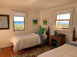 Escritorio, tabla de planchar con plancha, wifi y ropa de cama 