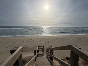 En la playa, sillas reclinables de playa, toallas de playa