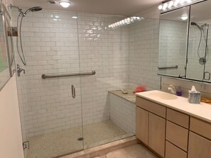 Hair dryer, towels, soap, shampoo - Valley & Views Nantucket Retreat (Nantucket)
