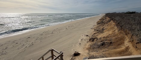 Plage, chaises longues, serviettes de plage
