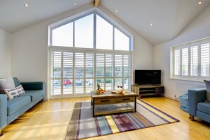 TV - 4 Bed in Mawgan Porth (oc-p00611) (Mawgan Porth)