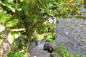 المنطقة المحيطة بالمنشأة