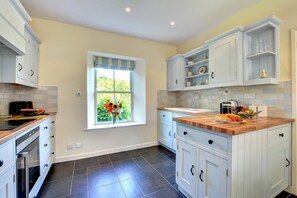 ميكروويف، فرن، غسالة أطباق، كرسي للأطفال