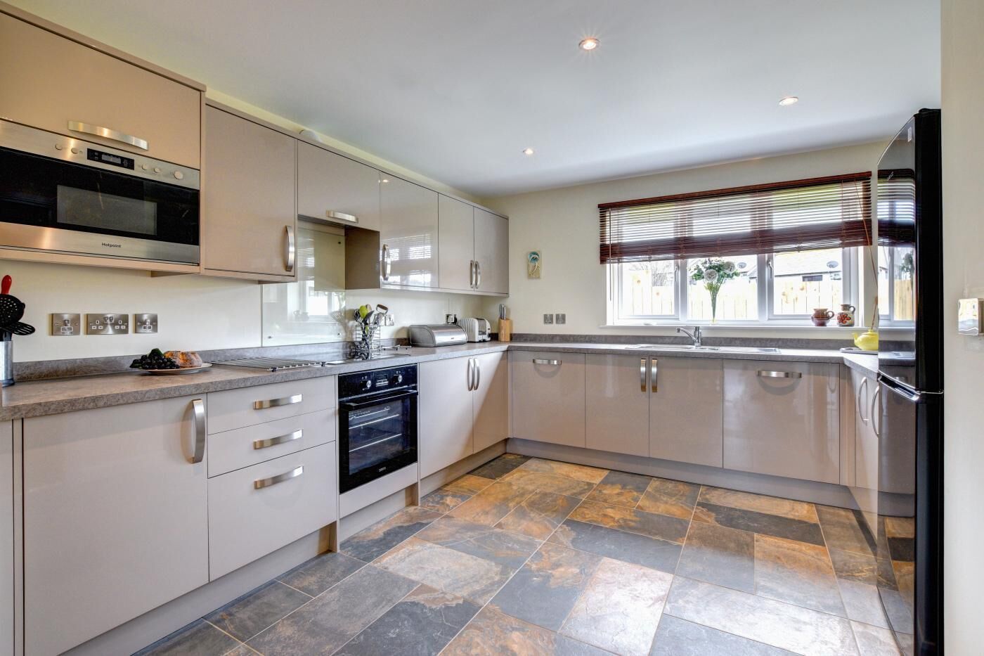 Uuni, astianpesukone, syöttötuoli, keittoastiat/astiat/ruokailuvälineet