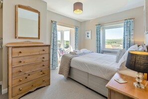 3 chambres, fer et planche à repasser, lit de bébé portatif