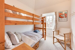 Travel cot, free WiFi, bed sheets - 3 Bed in Southwold (oc-hopco) (Southwold)