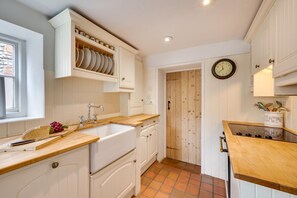 Microwave, dishwasher, cookware/dishes/utensils - 2 Bed in Cley (oc-1776) (Cley next the Sea)