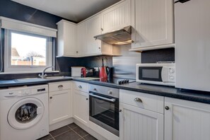 Microwave, oven, cookware/dishes/utensils - 1 Bed in Beadnell (oc-nb1961) (Beadnell)