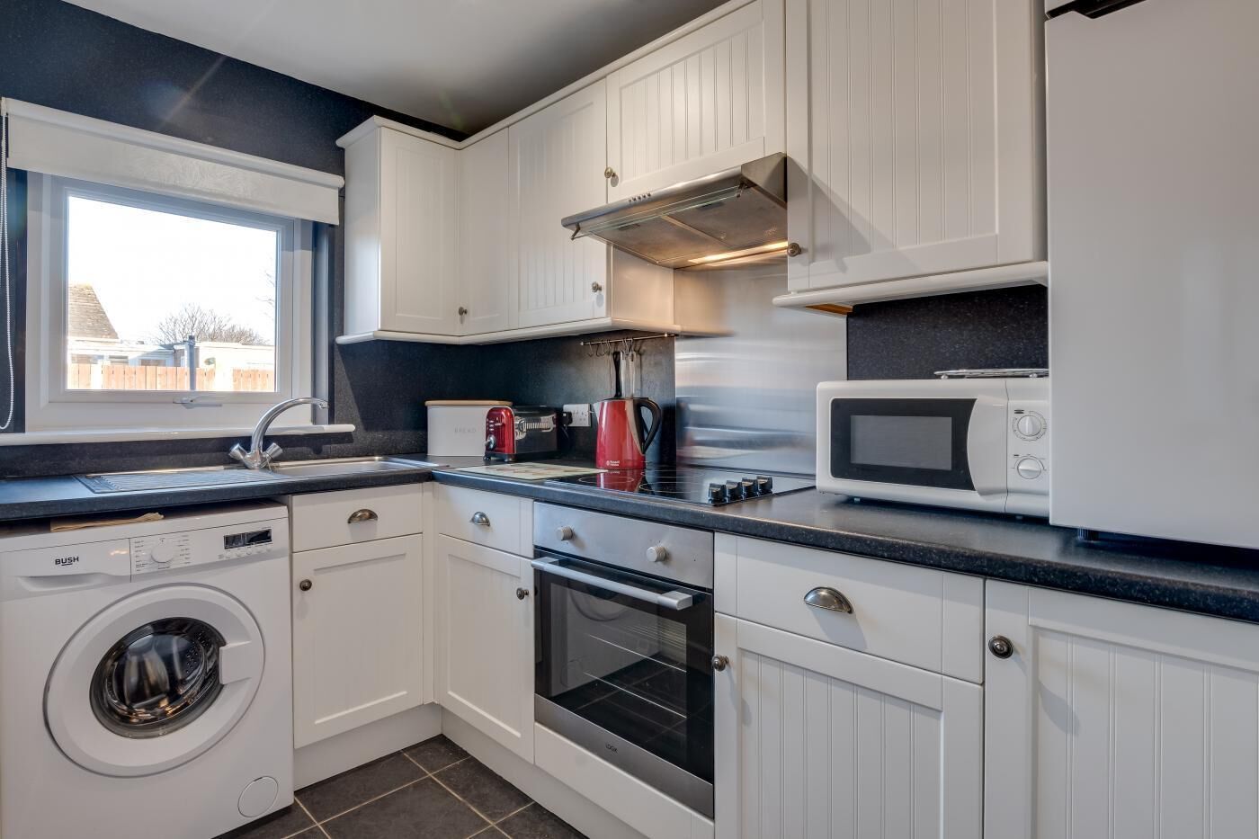 Micro-ondas, fogão, talheres/pratos/utensílios de cozinha