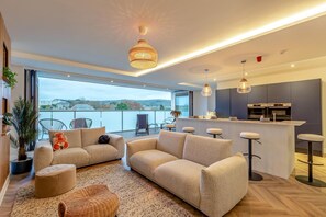 TV - 10 Bed in Shanklin (oc-t33547) (Shanklin)