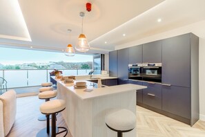 Oven, dishwasher, high chair, cookware/dishes/utensils - 10 Bed in Shanklin (oc-t33547) (Shanklin)