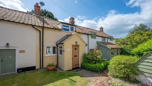 A row of terraced houses with a small garden area in front. - 2 Bed in Westleton (oc-gors) (Westleton)