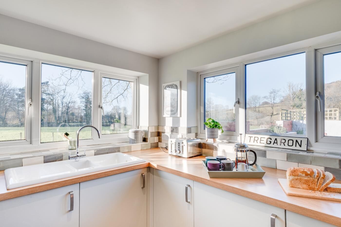 Micro-ondas, fogão, lava-louças, cadeirão de bebê