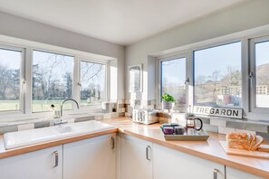 Microwave, oven, dishwasher, high chair - 2 Bed in Tregaron (oc-bow298) (Tregaron)