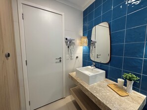 Shower, towels, soap, toilet paper - Sea View • 3 King Beds • Premium Comfort in BC (Balneário Camboriú)
