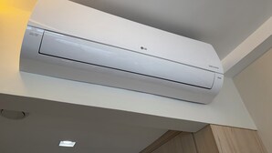 A white LG air conditioner mounted on a white ceiling. - Sea View • 3 King Beds • Premium Comfort in BC (Balneário Camboriú)