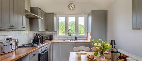 Mikrowelle, Ofen, Geschirrspüler, Hochstuhl