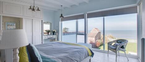 Tabla de planchar con plancha, wifi gratis y ropa de cama