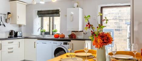 Four, lave-vaisselle, chaise haute