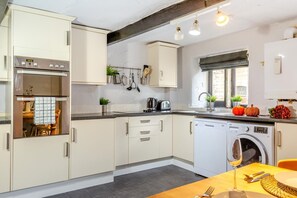 Oven, dishwasher, highchair, cookware/dishes/utensils - 2 Bed in Barrowford (oc-c33529) (Barrowford)