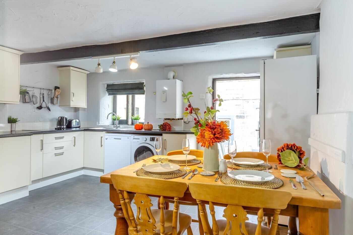 فرن، غسالة أطباق، كرسي للأطفال، مستلزمات طهي/أطباق/أوعي ة