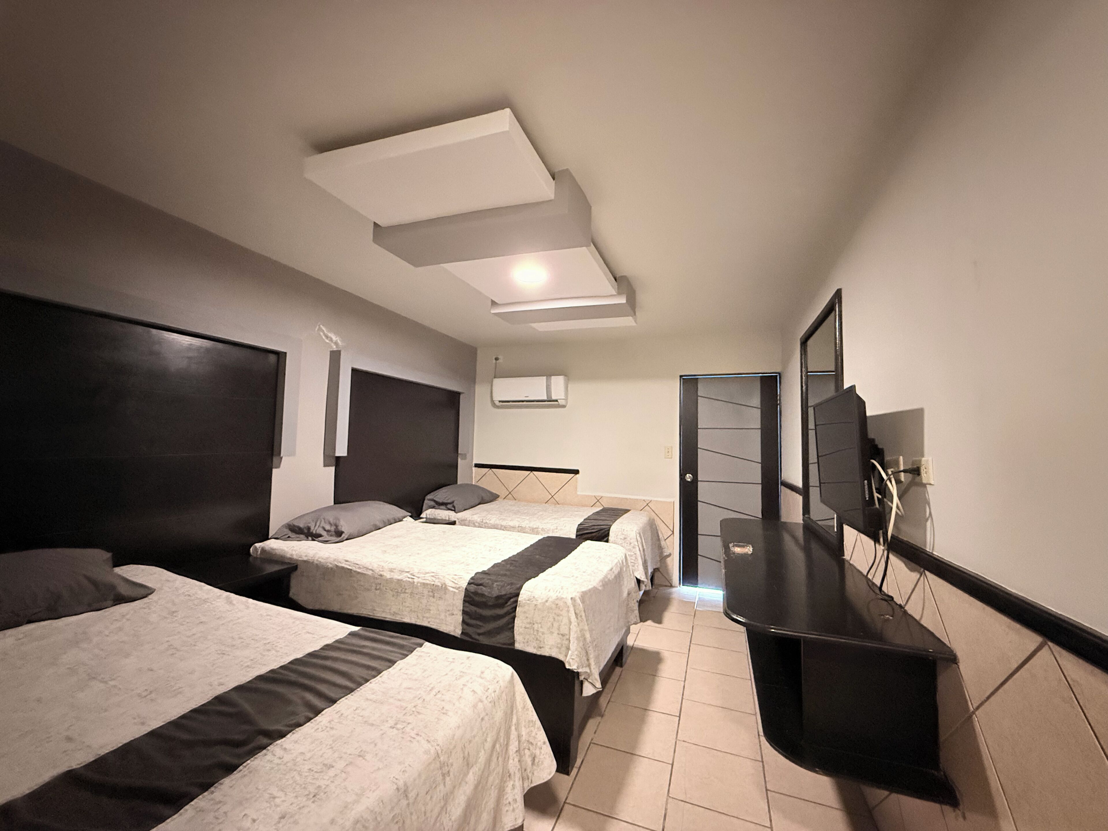 غرفة ثلاثية بتجهيزات أساسية | واي فاي مجانًا