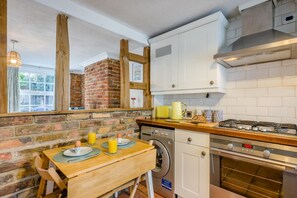 Microwave, oven, cookware/dishes/utensils - 2 Bed in Beccles (oc-d33611) (Beccles)