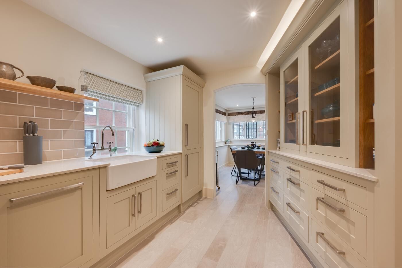 Een microgolfoven, een oven, een vaatwasser, kookgerei, borden en bestek