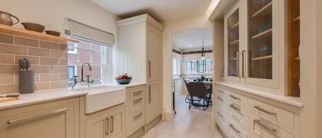 Een microgolfoven, een oven, een vaatwasser, kookgerei, borden en bestek