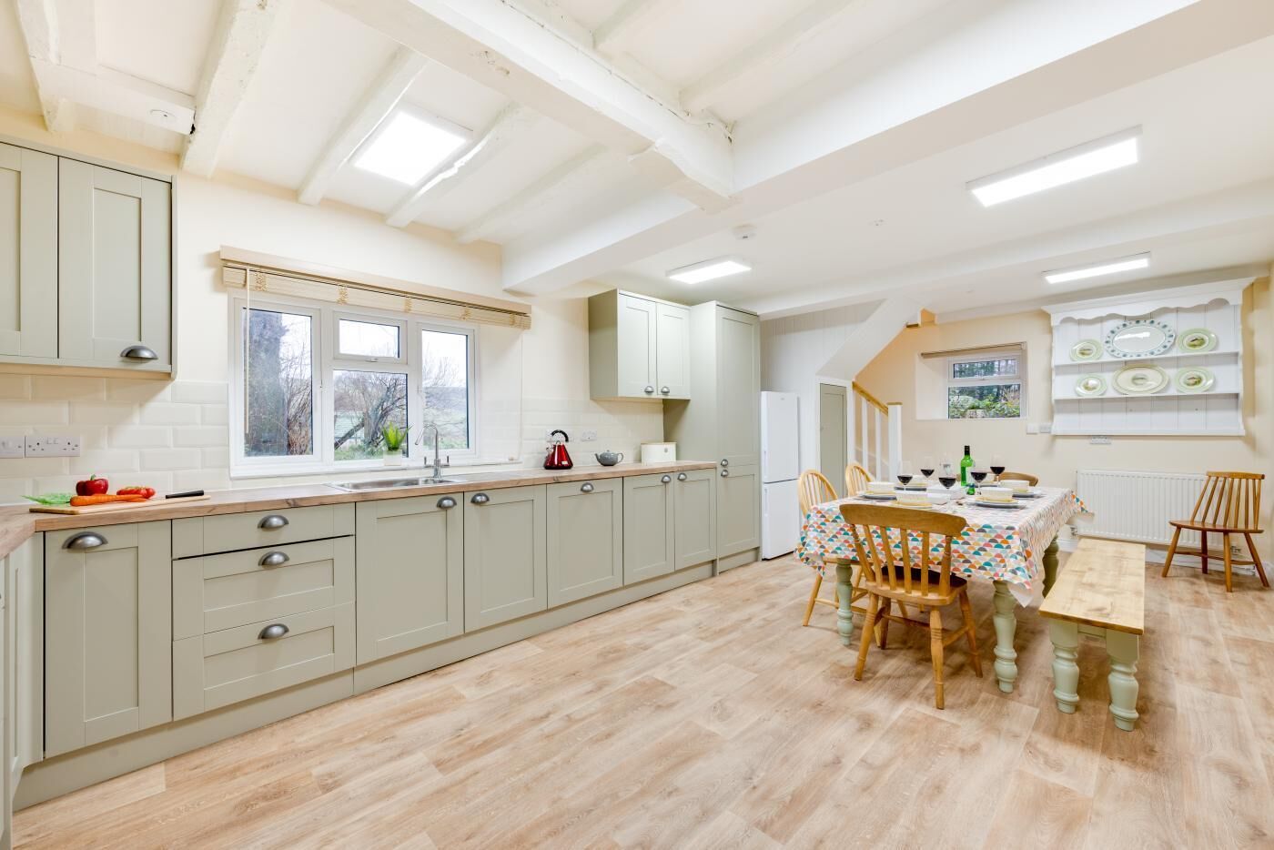 Mikrobølgeovn, ovn, oppvaskmaskin og høy barnestol