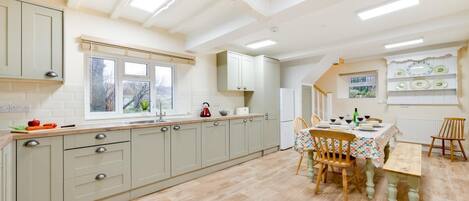 Mikrobølgeovn, ovn, oppvaskmaskin og høy barnestol