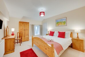 3 bedrooms, iron/ironing board, travel cot, free WiFi - 3 Bed in Machynlleth (oc-bow306) (Darowen)