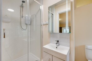 Hair dryer, towels - 3 Bed in Machynlleth (oc-bow306) (Darowen)