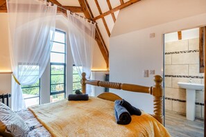 Cuna de viaje, wifi gratis y ropa de cama 
