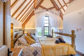 Travel cot, free WiFi, bed sheets - 3 Bed in Wrangle (oc-b33418) (Old Leake)
