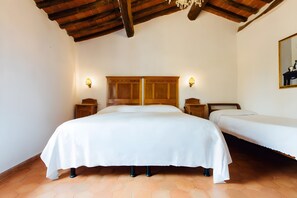 Desk, bed sheets - Casale Pievevecchia – Rustic Elegance Near Santa Fiora and Hot Springs (Santa Fiora)