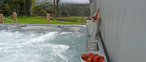 Tina de hidromasaje al aire libre