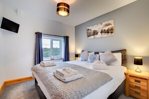 3 bedrooms, iron/ironing board, travel cot, free WiFi - 3 Bed in Rhayader (oc-386510) (Nantmel)