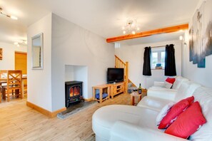 TV, fireplace - 3 Bed in Rhayader (oc-386510) (Nantmel)