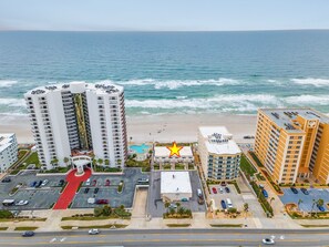 A high-rise hotel with a rooftop pool and a view of the beach. - ☀️Oceanfront Condo with 2 Balconies +Incredible Views | Zodiac 4☀️ (Daytona Beach Shores)