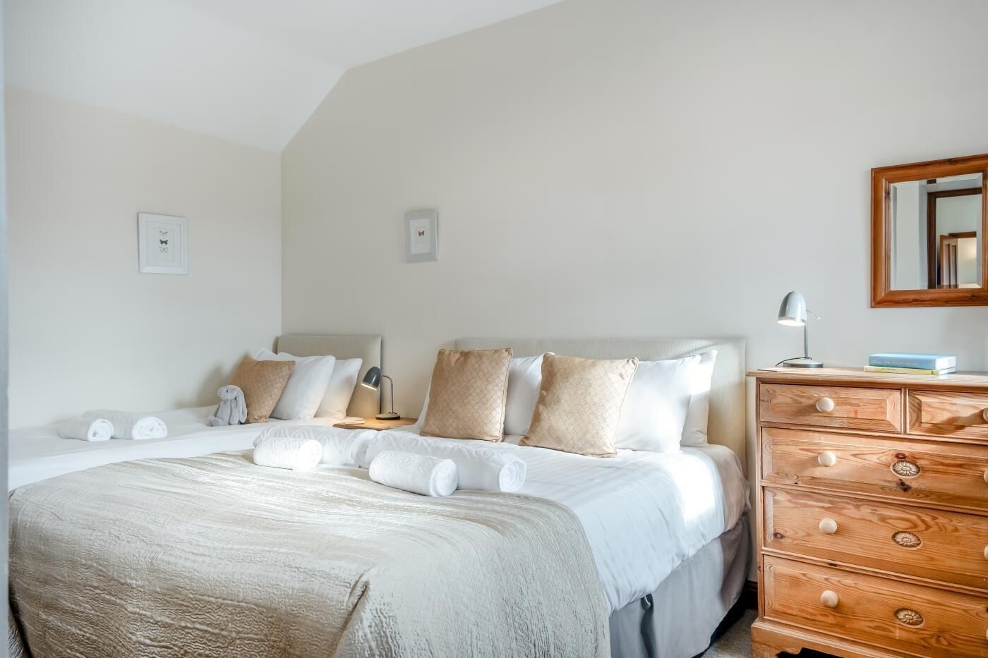 1 habitación, tabla de planchar con plancha y ropa de cama 