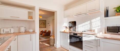 Microwave, oven, dishwasher, cookware/dishes/utensils