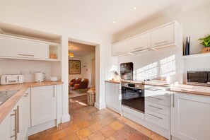 Microwave, oven, dishwasher, cookware/dishes/utensils - 2 Bed in Wells-next-the-Sea (oc-2229) (Wighton)