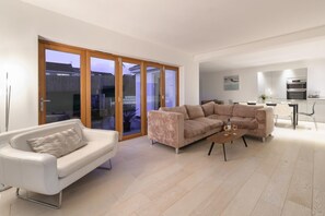 TV, fireplace - 4 Bed in Saundersfoot (oc-493314) (Saundersfoot)