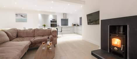 TV, fireplace
