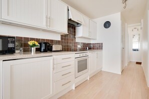 Microwave, oven, dishwasher, cookware/dishes/utensils - 1 Bed in Langland (oc-hh1423) (Newton)