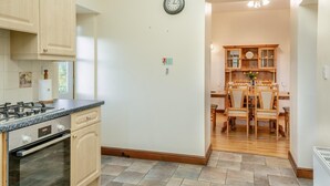 Oven, dishwasher, high chair, cookware/dishes/utensils - 3 Bed in Whitwell (oc-h33498) (Whitwell)