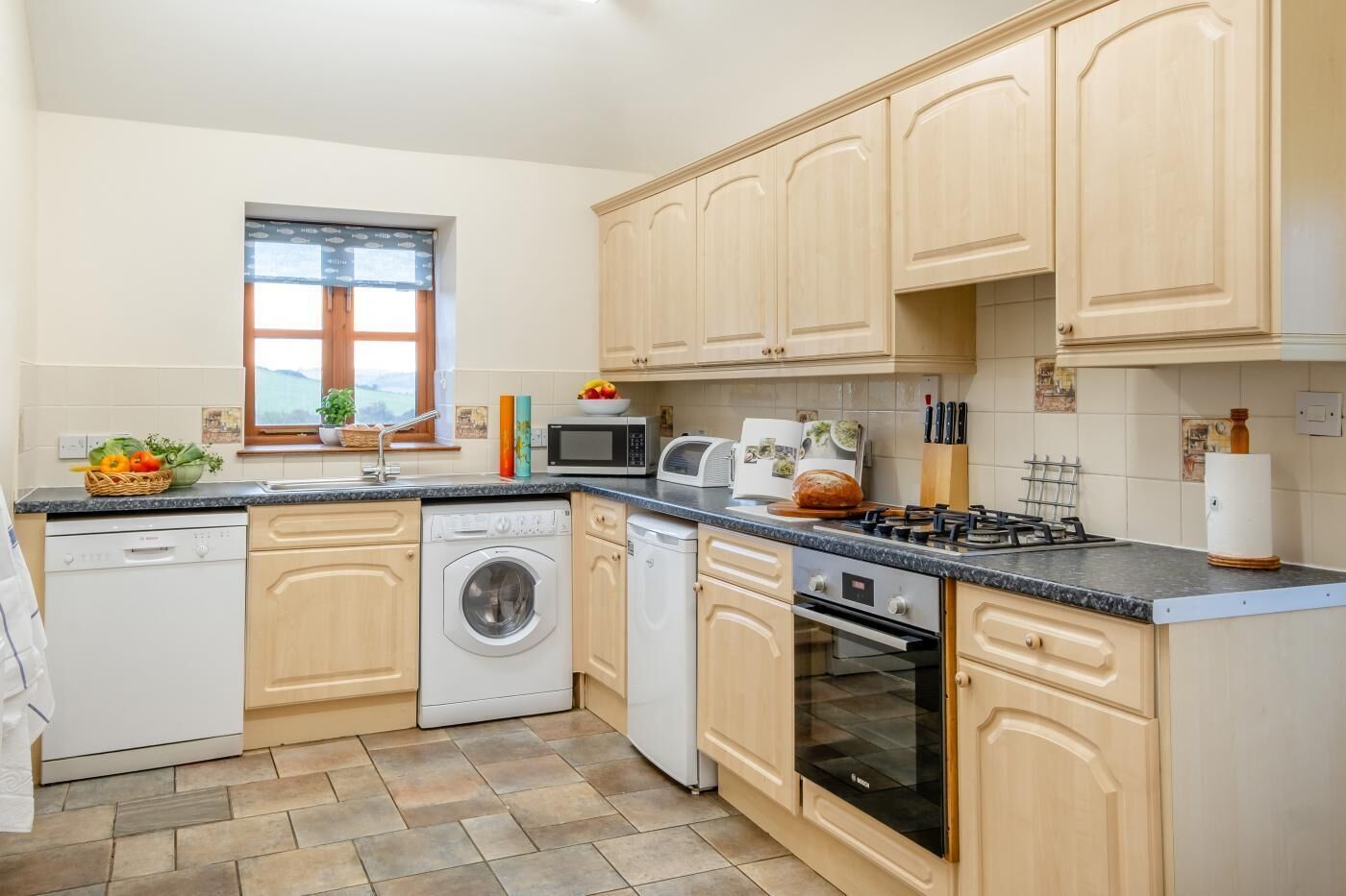 Ovn, oppvaskmaskin, høy barnestol og kjøkkenutstyr