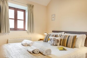 Iron/ironing board, bed sheets - 3 Bed in Whitwell (oc-h33498) (Whitwell)
